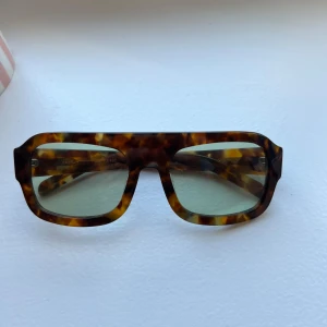 Vehla solglasögon - Jättefina solglasögon i jättebra skick! Köpta tidigare i år men bara använt fåtal gånger