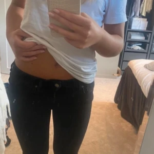 Low waisted zara jeans - ❗️inte mina bilder❗️ säljer dessa supper finns bootcut jeansen från zara då dom inte satt så bra på mig!💕