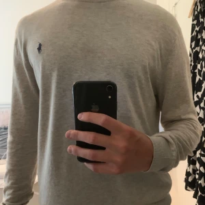 Stickad Ralph Lauren tröja  - Snygg stickad Ralph Lauren tröja i mycket bra skick och utmärkt passform. Tröjan är M och passar M.