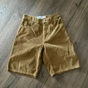 Säljer nu mina poler big boy shorts efter som de aldrig har blivit använd 