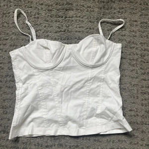 Topp - Söt vit topp från hm🤍