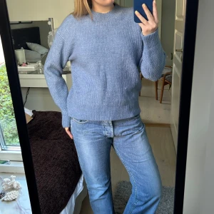 Blå stickad tröja - Blå stickad tröja med rund halsringning