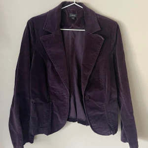Lila kavaj - Jätte fin lila kavaj! Stolen står som 40 men skulle säga att den är mer av en S. Lite för liten på mig som brukar ha S/M i kavajer. 