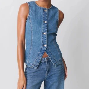Denim vest Ginatricot💙 - Jättesnygg väst i jeans. Helt slutsåld hos Gina. Storlek L men passar mig som brukar ha s/m. Endast använd 1 gång, nypris 399!💙pris kan diskuteras vid snabb affär. 