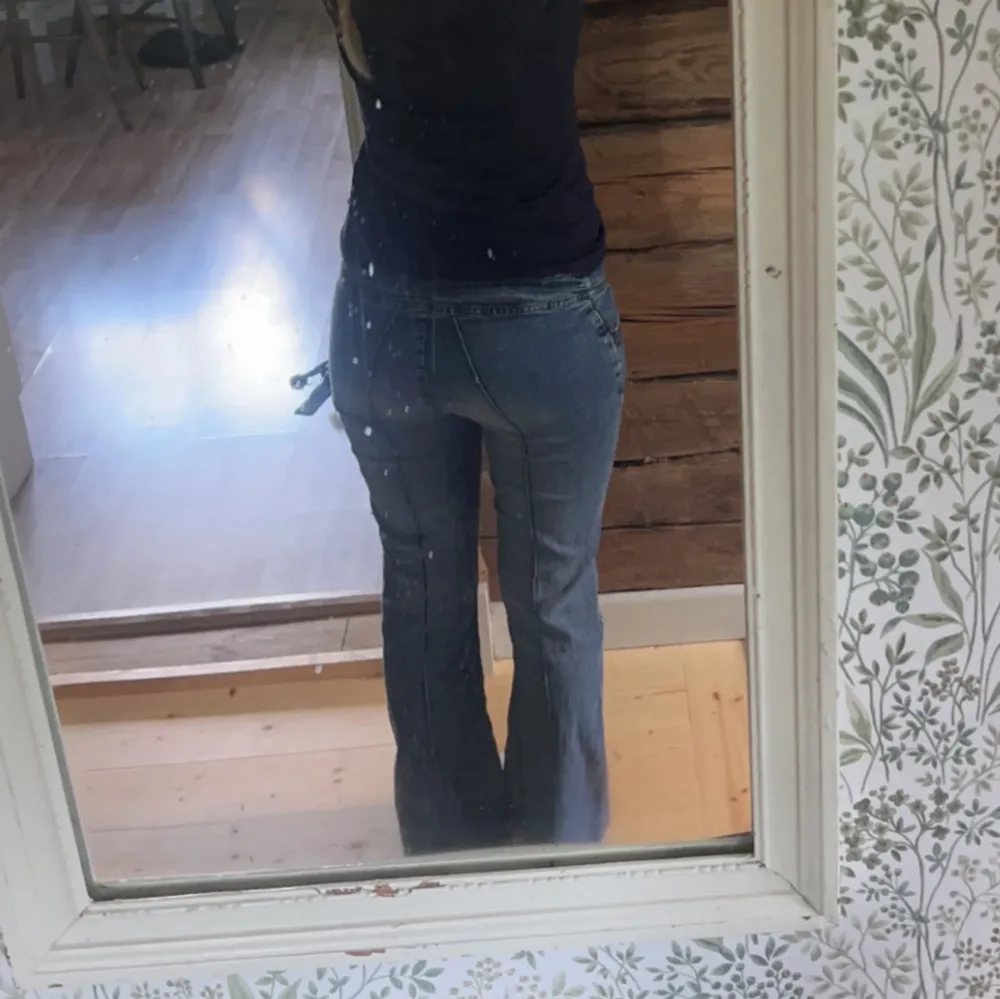 Suuupersnygga, lågmidjade & utsvängda jeans❣️❣️ köpta här på Plick men de är tyvärr för små i midjan! Passar bra på längden för mig som är 154cm, passar kortare än det. Märket är Pimkie! Tveka inte att höra av dig vid frågor💗. Farkut & Housut.