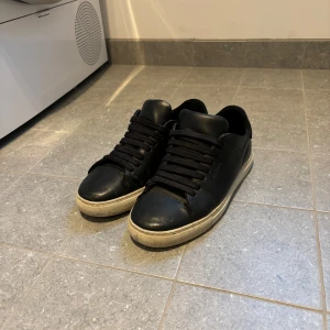 Axel Arigato Clean 90 - Tjena, säljer nu mina Axel Arigato Clean 90 då dem har blivit för små!  Man får även med Skoboxen, dustbag, tvättlappar och allt man får med när man köper dem.  Priset är satt eftet skicket då dem har sina små skråmor! Nypris 2599 kr