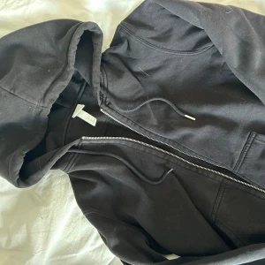 Svart ziphoodie🖤 - Fin svart ziphoodie!🖤