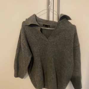 Grå tröja från Esmara - Säljer en snygg och bekväm grå tröja från Esmara. Den har en klassisk krage och är perfekt för både vardag och lite finare tillfällen. Tröjan är i storlek M och har en normal passform. Perfekt för höst och vinter! den har även lite kortare armar så en jätte fin detalj.