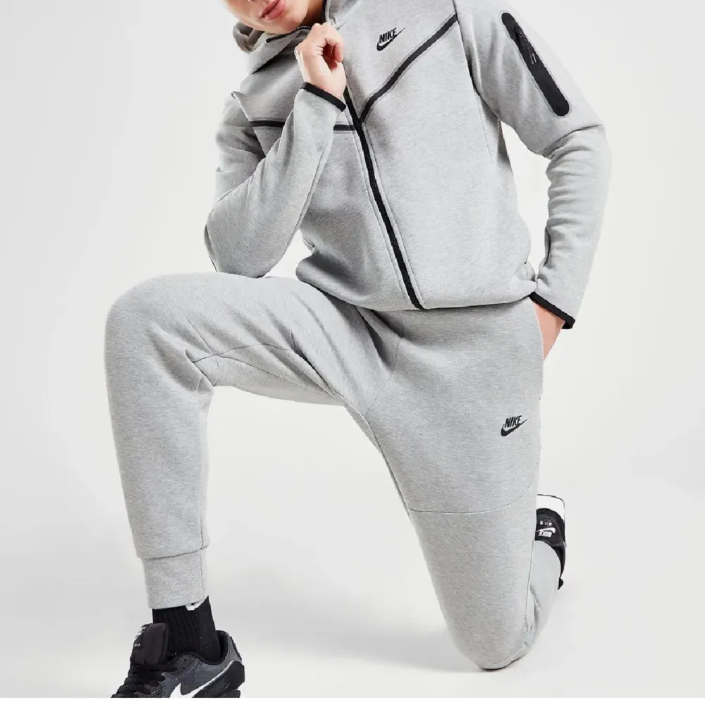 Säljer mitt Nike tech set grå i herrmodell, byxorna är i S och tröjan är i XS, mycket bra skick!! Skriv för fler bilder:)  Köpt för ca.2600kr. Hoodies.