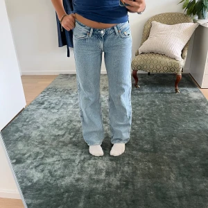 Weekday jeans! - Köpte dessa för 500 har aldrig använt dem. De är straight leg, mid/low waist, modellen heter arrow. Midjemått 37cm och innerbenslängd 73cm💗