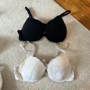 Bh:s  - Svarta är push up och storlek 80B  Vita är inte push up och är storlek 85A  Båda är fint skick. 40kr/st 