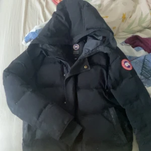 Canada Goose Macmillan - Canada Goose jacka i modell MacMillan i färgen svart. Perfect nu till Hösten ocj Vintern. Skick 7/10 hör av dig vid fler bilder. Priset går att diskuteras för behöver sälja ASAP. 