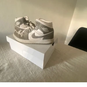 Jordans skor mid  - Hej jag säljer mina jordans ”wolf grey” i storlek 41. Säljs pågrund av att jag inte andvänder dom längre . Köptes för 3200kr på kicks and stuff . Slitage på ens skons häl. 