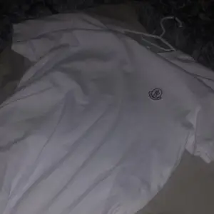 Moncler T shirt i storlek S, Den är i nyskick endast använd några fåtal gånger 