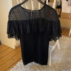 Svart blus - Superfin blus från J.CREW i storlek 2 som motsvarar xs/s, nyskick