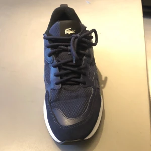 Lacoste skor - Lacoste skor till salu. Har använt dem 1 gång. Ganska bekväma att ha på sig. Normal pris 2000