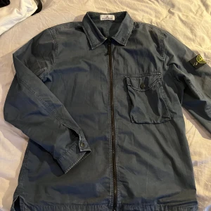 Stone Island Overshirt - Säljer en fin eftertraktad stone island overshirt i färgen Dyed Navy, storlek XL. 