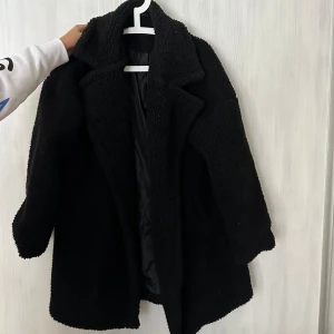 Svart Teddy kappa - Inte använd många gånger då det inte riktigt är min stil, så är i relativt bra skick. 