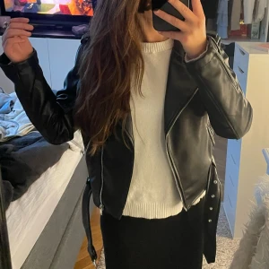 Skinnjacka - Svart skinnjacka från Nelly storlek 36 men sitter som en XS💕Har någon lila fläck (sista bilden) som knappt är synlig. Resten av jackan är i väldigt bra skick!