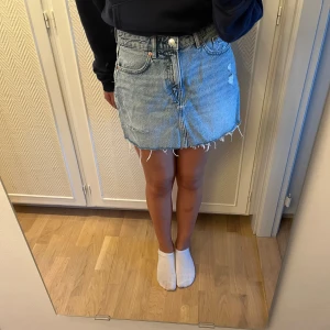 Jeanskjol - Säljer denna snygga jeanskjol från Stradivarius😍 Den är i nyskick då den aldrig kommit till användning😇