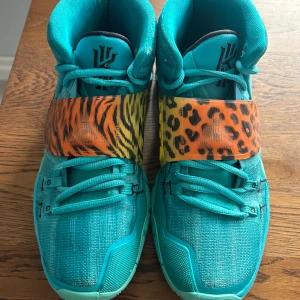 Nike Kyrie 6  - Storlek 42,5 i herr, inte i produktion, investering, går för 258$ i resellvärde på StockX i denna storlek, använda men bra skick, pris kan diskuteras