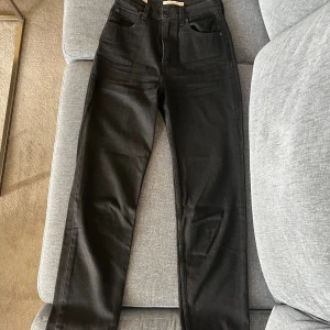 Svarta Levi’s jeans - Jag säljer ett par jättefina jeans som knappt är använda💕dem säljs då dem tyvärr är för små