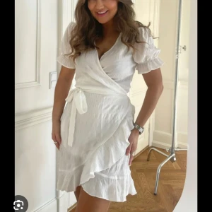 Vit klänning  - Superfin klänning som är använd en gång. Från BYIC storlek S 💗