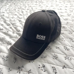 Hugo boss keps (Gratis) - Få denna gratis om du köper valfri produkt från min profil 