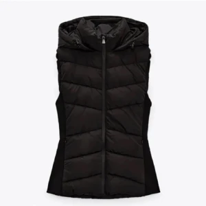 Zara väst - Varm och skön väst inför hösten, ny använd ett fåtal gånger, storlek s! Bra inför skolan och för hösten samt våren!