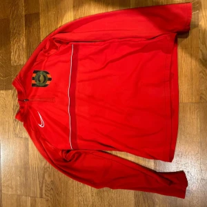 Bp fleecetröja.   ST 147 - 158 cm. Använt skick  - Slitage på Bp loggan och reklamen på ryggen. Se bilder 