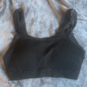 Creem sport bh - Oanvänd sport bh i storlek M 