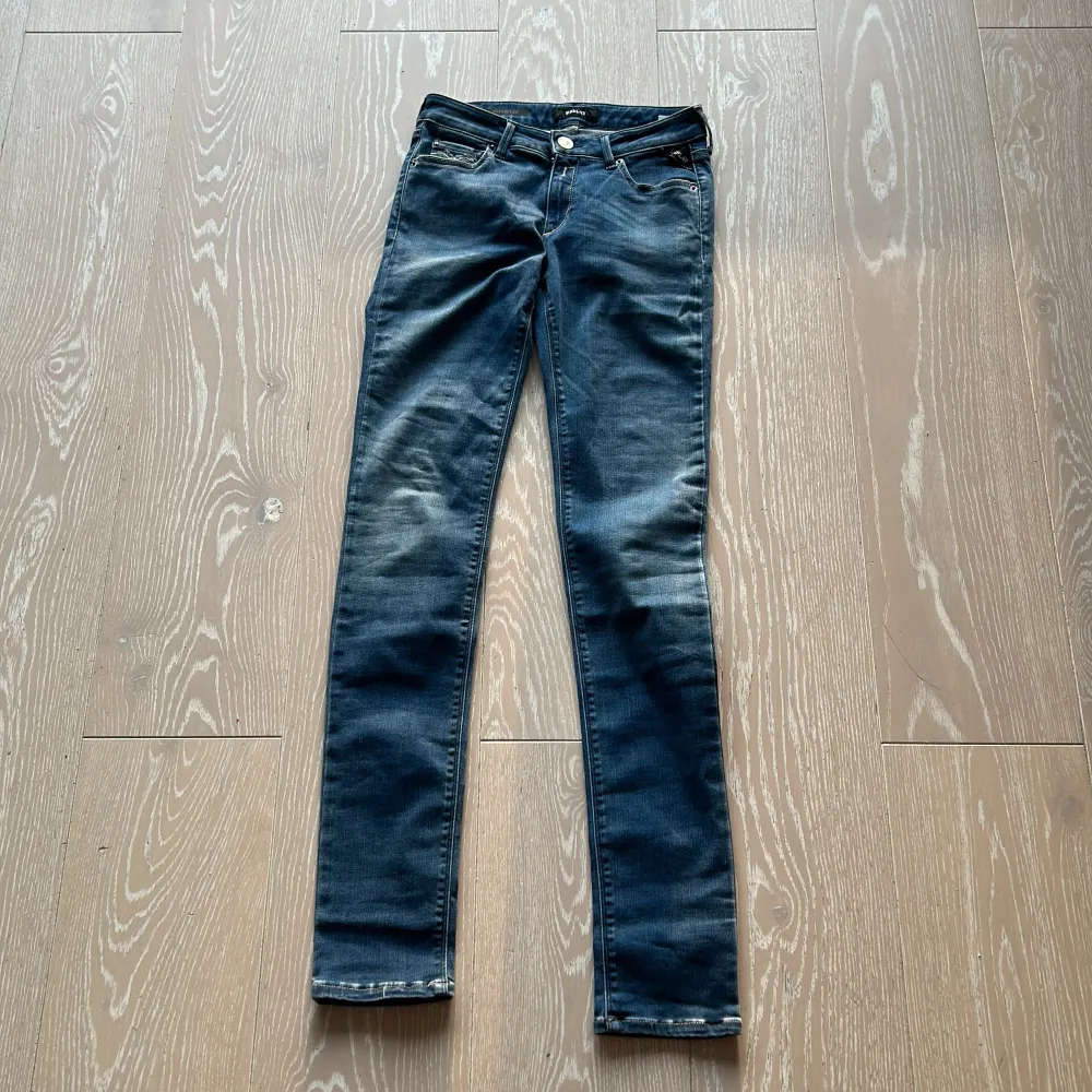 Jag säljer att par replay jeans i modellen skinny i storlek 150. Mycket bra skick!. Jeans & Byxor.