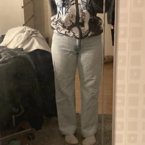 Monki jeans - Blåa jätte fina jeans från monki i bra skick, har ett hål på ena fickan men inget som förstör!💕