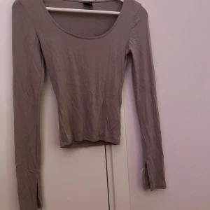 Gina tröja med slits - Tröja från gina Tricot med slits i armslutet  Använd 1 gång