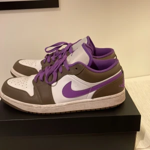 Nike Air Jordan 1 Low - Helt okej skick, inga större defekter. Box medföljer. Inköpspris: 1400kr. 