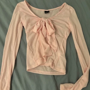 Knytbar tröja från Gina tricot - Säljer supersnygg knytbar tröja från Gina tricot. Använd en gång och i super skick!💕💕
