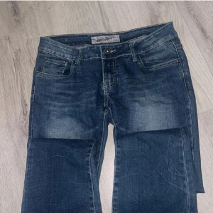 LOW WAIST  BOOTCUT JEANS - säljer mina low waist bootcut jeans som är så fina och ser ut som nya på, köpt i grekland. passar ungefär storlek 36-38 . skriv om du har någon fråga🩵