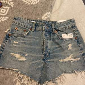 Helt nya oanvända zara shorts Säljer då de för små o jag hann inge lämna tillbaka dom. Mid Rise i storlek 32  