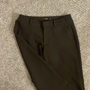 Lågmidiade kostymbyxor  - Jättesnygg lågmidiade kostymbyxor från bikbok, dom är knappt använda och det är inget fel på dom. Skriv privat vid fler frågor 🩷nypris: 500kr 