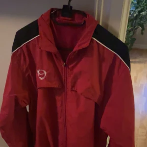 ÄKTA VINTAGE NIKE Y2k - Hej! Säljer en vintage nike vindjacka som inte går att få tag på längre. Nyskick, används inte. Passar jättebra att styla till y2k/street style. Storlek M men passsr typ allt. Pris kan diskuteras. 