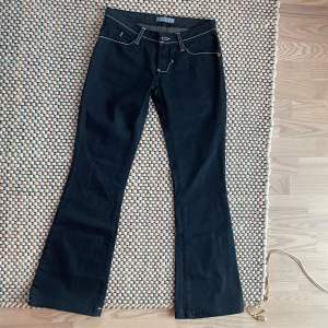 Lågmidjade utsvängda mörkblå jeans i storlek xs-s. Midjemått rakt över: 35,5 cm. Innerbenslängden: 76 cm. Köpta på vinted men passar ej. Bra skick men uppsprettad sömm längst ner på byxbenen.