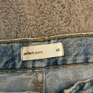 Baggy jeans - Blå baggy jeans från Gina,