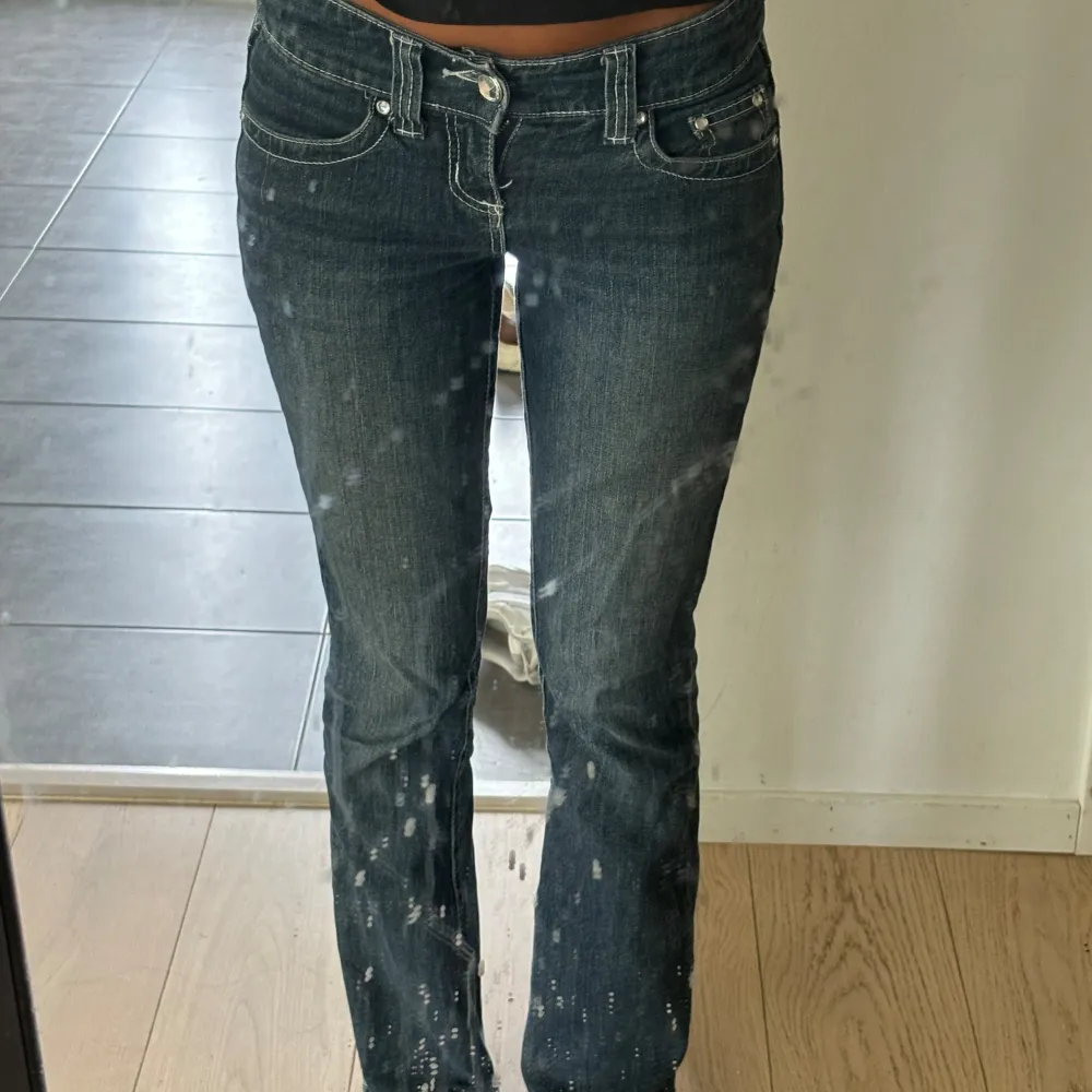 Jättesnygga lågmidjade jeans med fina detaljer i bra skick! Säljer dessa då de tyvärr börjar bli lite små😭 De är som nya även fast de är flitigt använda. Vid snabb affär kan jag gå ner i priset. Skriv privat för mer detaljer. . Jeans & Byxor.