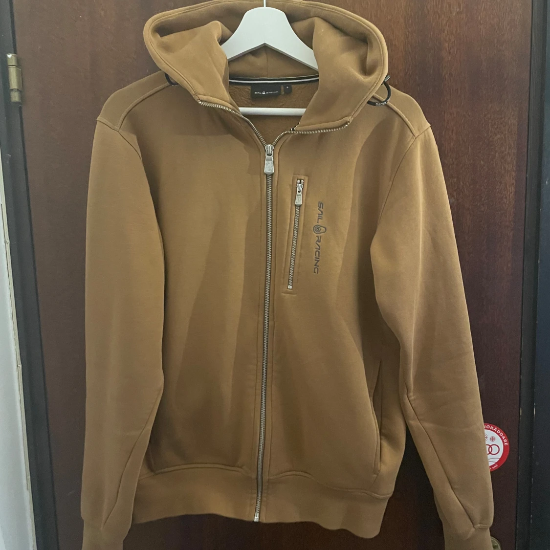 Brun hoodie från Sail Racing