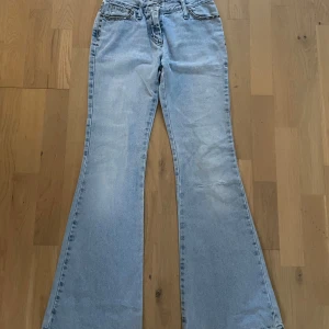 Ljusblå lågmidjade jeans - Köpta på sellpy men va alldeles försmå. Står att de är i stl 40 men jag som brukar ha 36/38 kan inte få dom över höfterna, så skulle säga att de är mer åt stl 34.  Midjemått rakt över är 32 Har några skavanker och nått konstigt på knät se sista bild