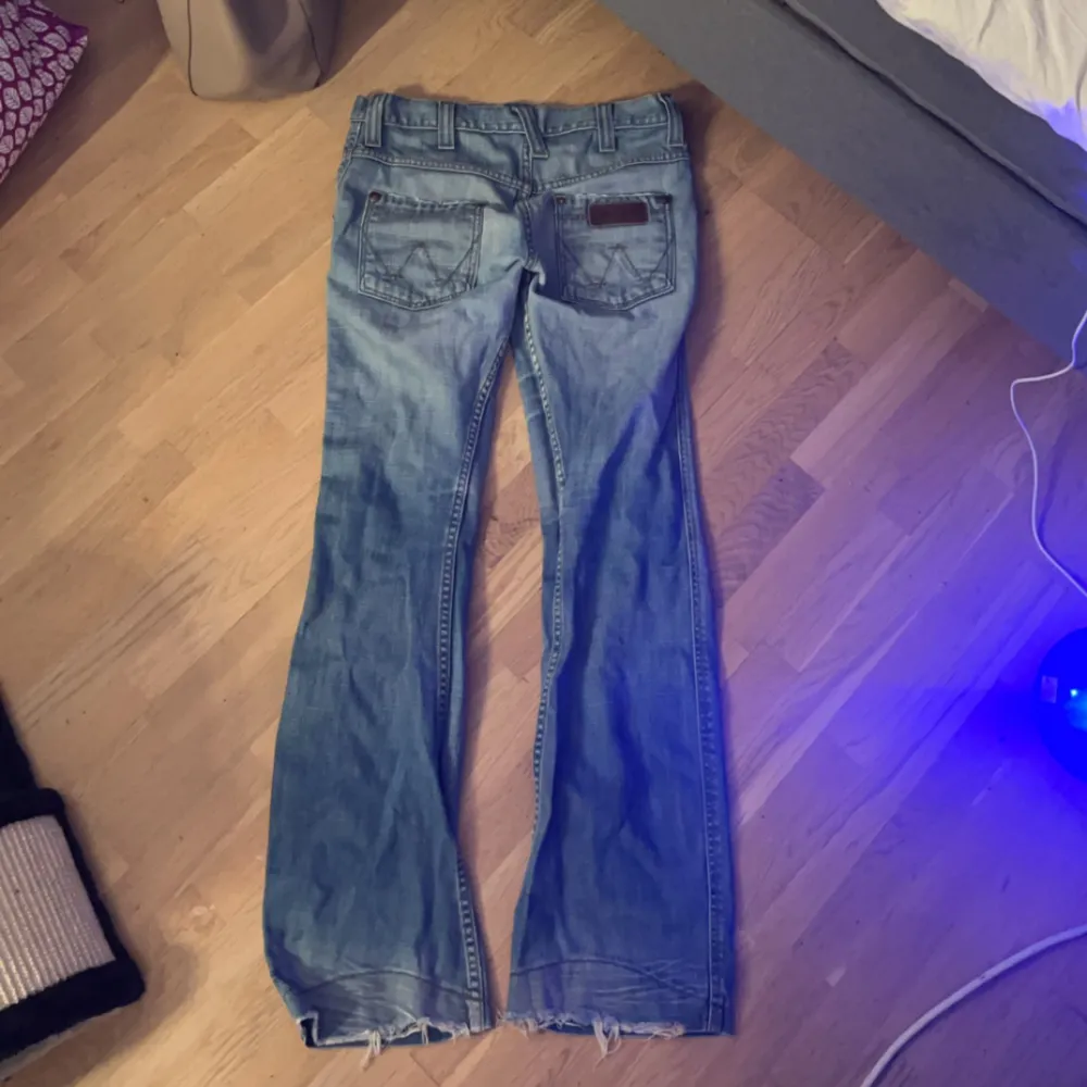 Säljer dessa ur snygga Wrangler jeans !! De har tyvärr blivit försmå därmed säljer jag dom, de är i super bra skick, midjemått ca 37 & innerbenslängd ca 81 🩷🩷🩷. Jeans & Byxor.