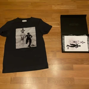 Limitato T Shirt - Limitato T Shirt i bra skick förutom små fläckar. (Se bild) Skulle inte säga att de syns om du inte kollar nära och går säkert att få bort på något form av sätt. Hör av dig vid funderingar