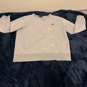 Polo tröja - En polo tröja i storlek 14-16 år Tröjan är i bra skick 