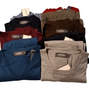 9st merino ull tröja storlek large - Säljer kläder i min firma 9st tröjor från Dressmann storlek large 100% merino ull alla är nya produkterna finns på min hemsida https://nizzyfit.se/   