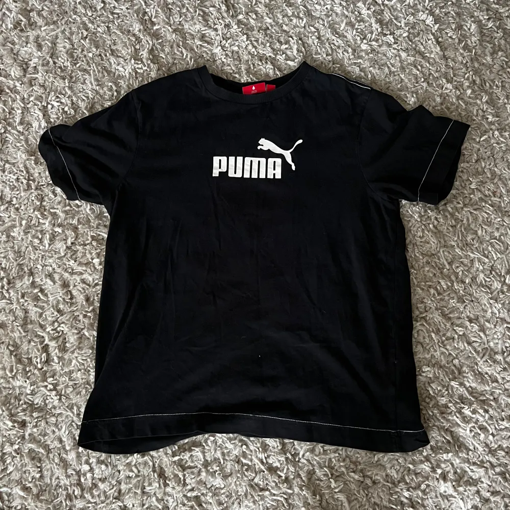 T-shirt av märket Puma. Stl 164. Är i nyskick. . T-paidat.